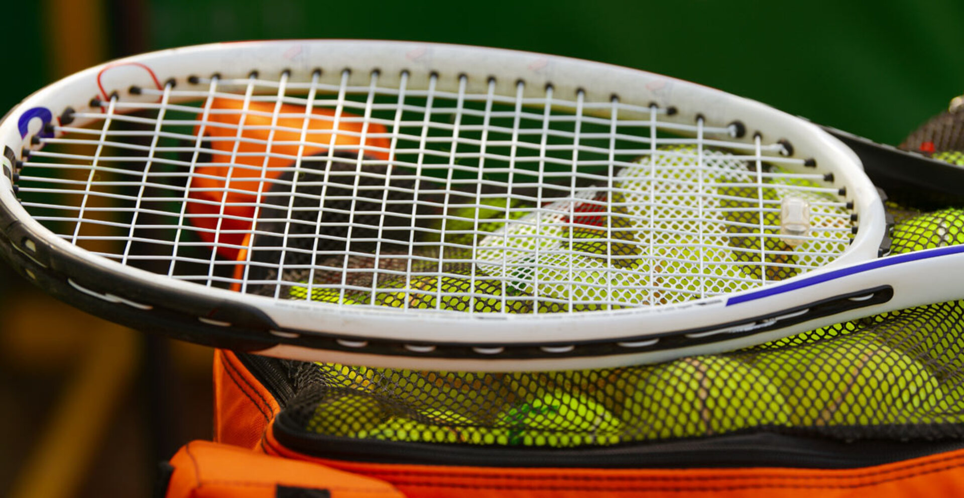 Por que jogadores profissionais usam cordas diferentes em cada torneio: o que realmente muda no nível mais alto do tênis